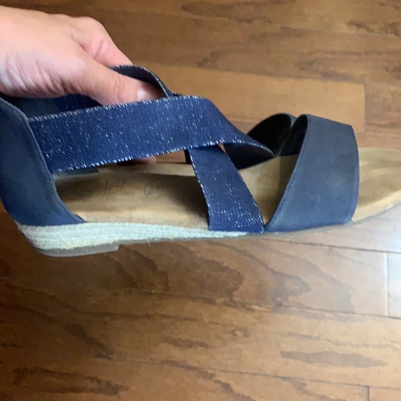 Donating Impo Sandals Criss-cross strap design GUC Sz 7 1/2 - Picture 3 of 8